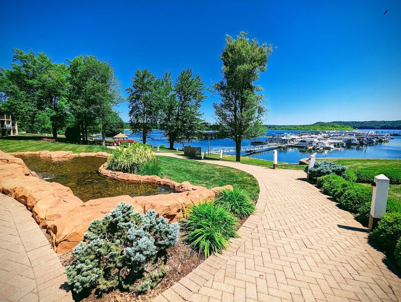 Fourwinds Lakeside Inn & Marina (Bloomington) Fourwinds Lakeside Inn & Marina (Bloomington)
