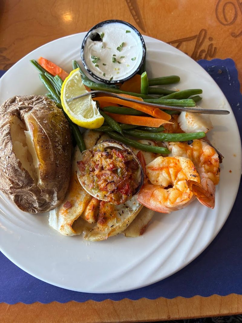 Fresh Seafood That Earns Its Waterfront Address Fresh Seafood That Earns Its Waterfront Address