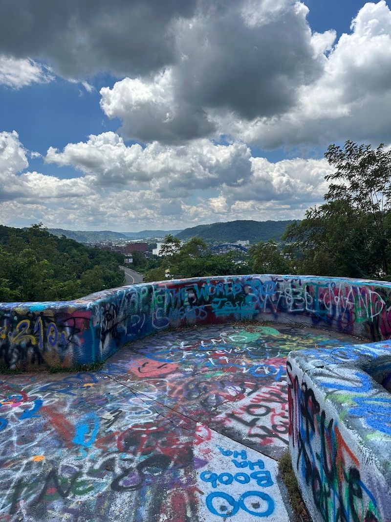 Graffiti Walls, River Thrills Graffiti Walls, River Thrills