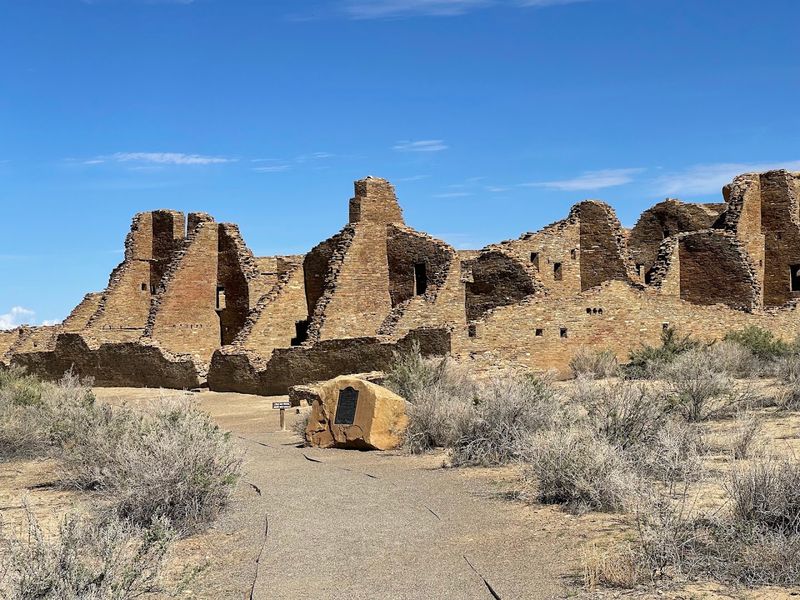Hiking the Mesa: Pueblo Alto and the Ancient Road Network Hiking the Mesa: Pueblo Alto and the Ancient Road Network