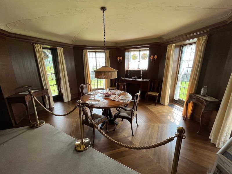 Inside the Mansion That Time Preserved Beautifully Inside the Mansion That Time Preserved Beautifully