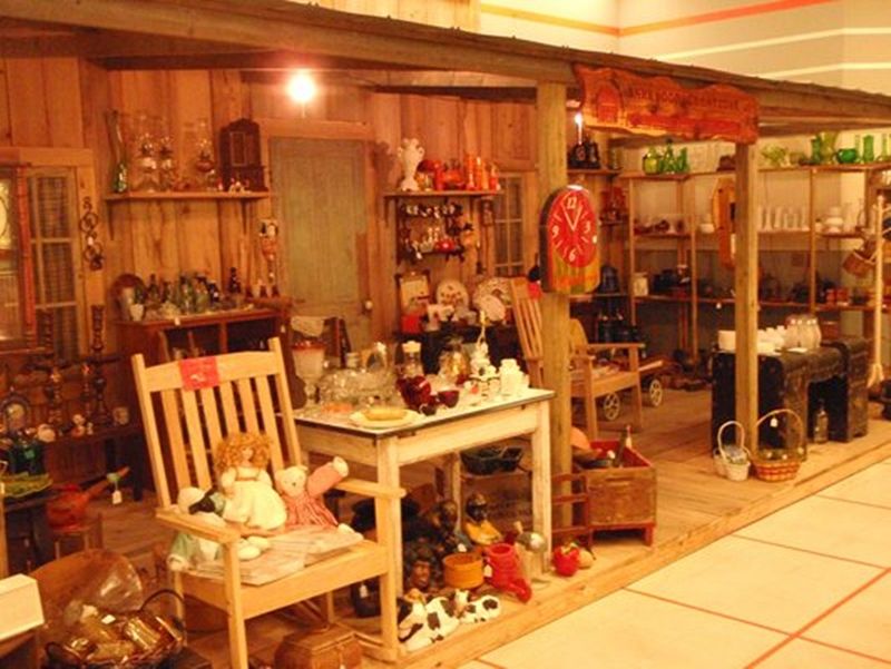 Junebugg's Flea & Antique Mall (Selma, Alabama) Junebugg's Flea & Antique Mall (Selma, Alabama)