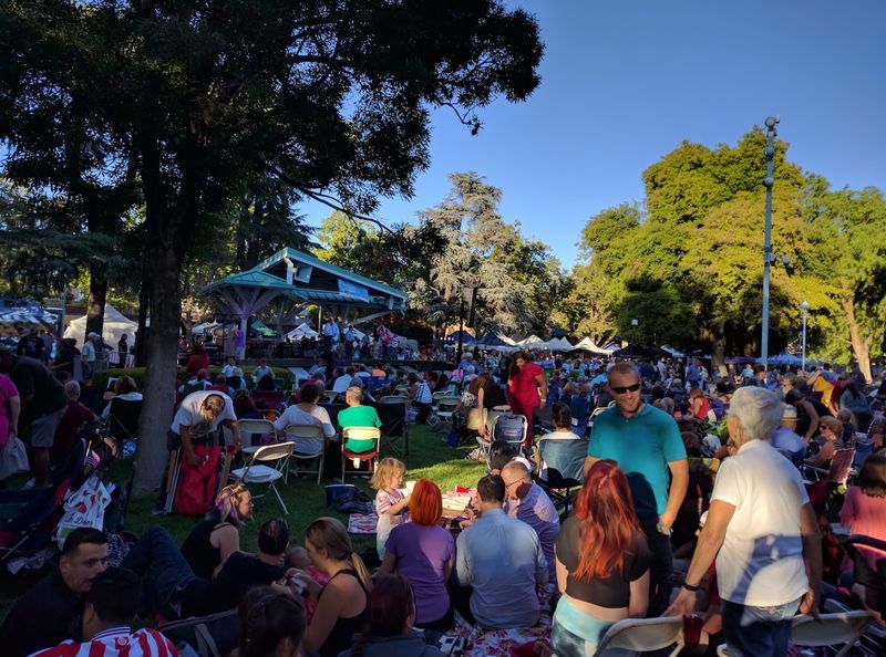 Live Music That Turns Shopping Into a Party