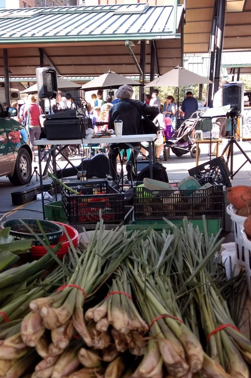 Live Music and Community Atmosphere That Sets the Tone