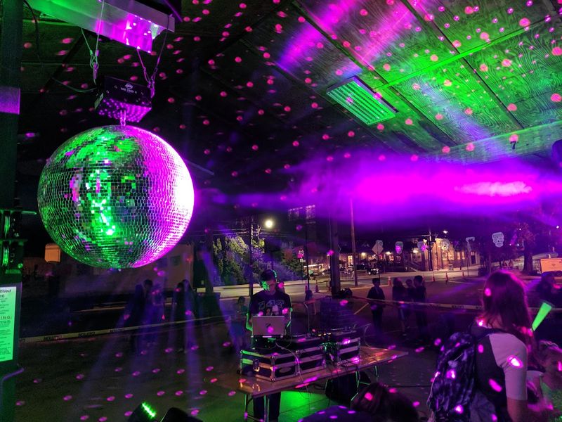 Live Music and Lively Happenings That Elevate the Experience
