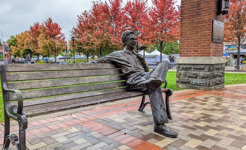 Make Time to See the Orville Redenbacher Bronze Statue Make Time to See the Orville Redenbacher Bronze Statue