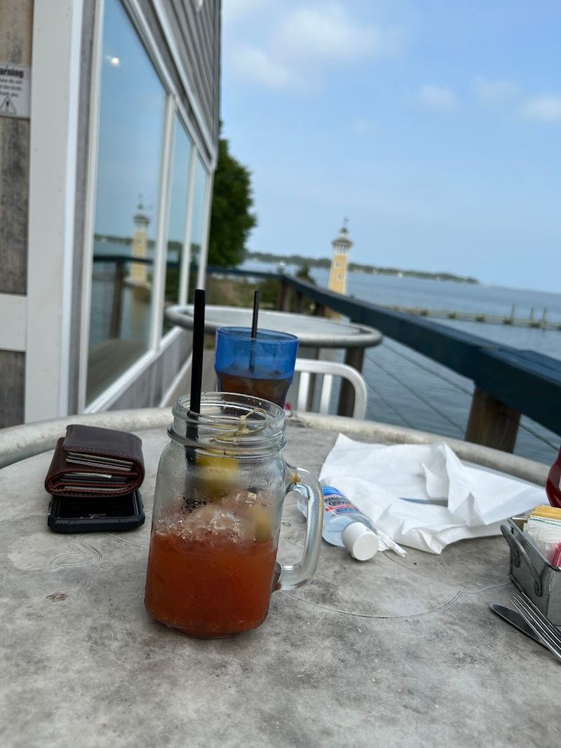 Outdoor Deck Seating That Turns Lunch Into an Event Outdoor Deck Seating That Turns Lunch Into an Event