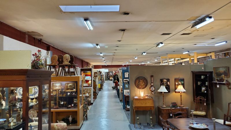 Over 100 Independent Dealers Under One Roof Over 100 Independent Dealers Under One Roof
