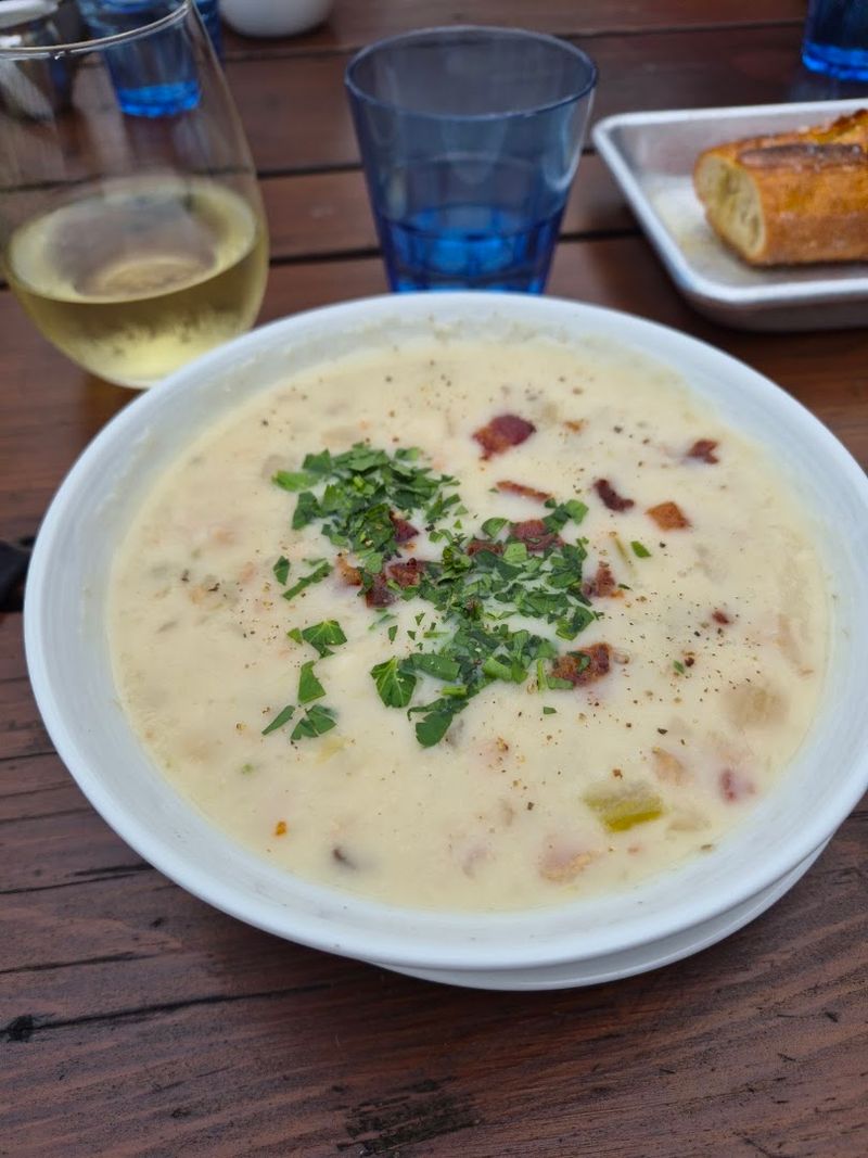 Oysters, Chowder, and the Classics That Keep People Coming Back