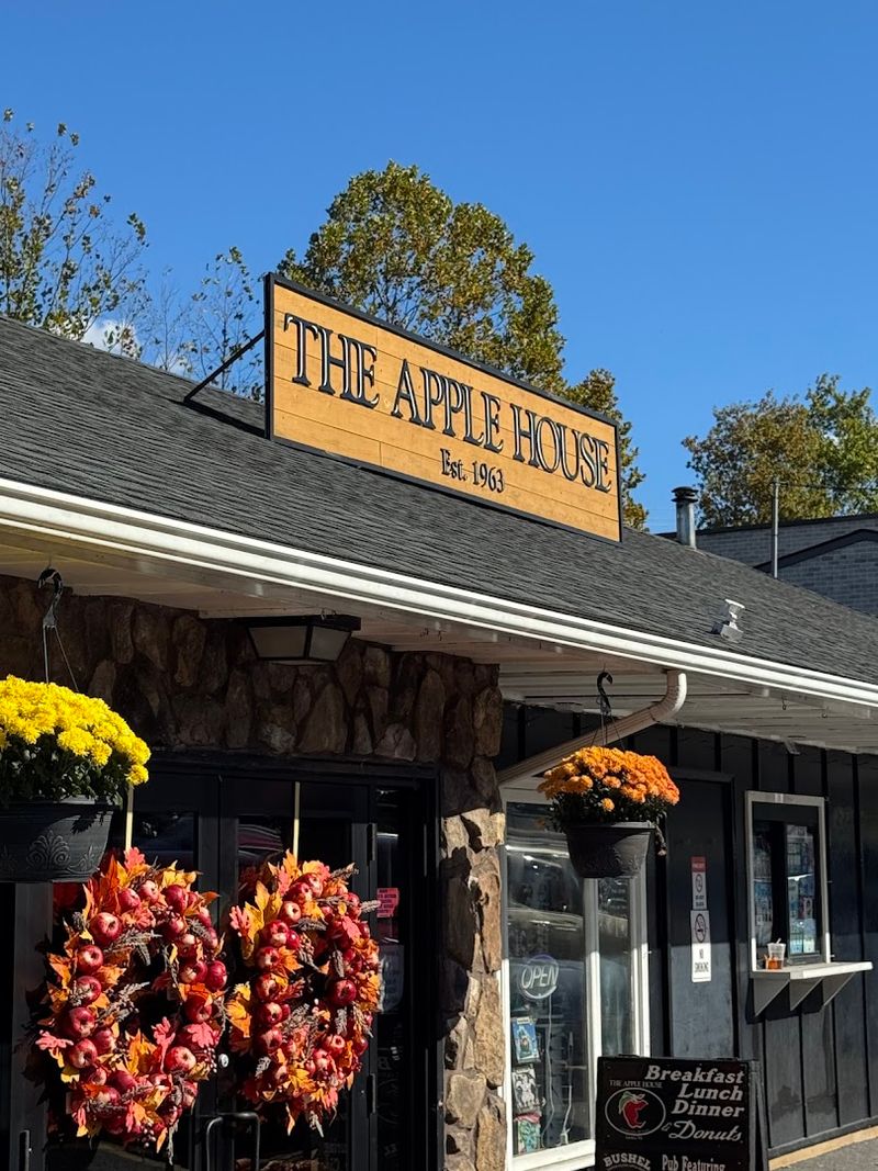 Plan Your Visit to The Apple House in Linden