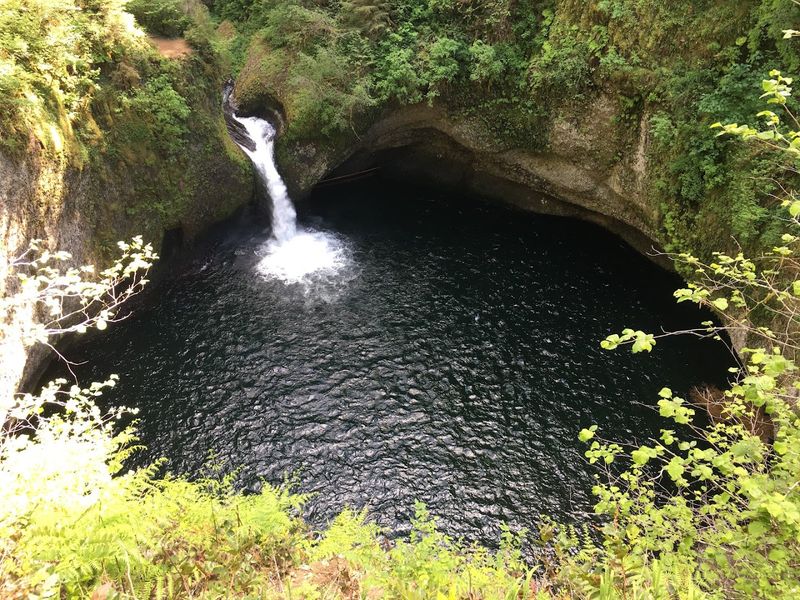 Punchbowl Falls, the Crowd-Pleaser Along the Way