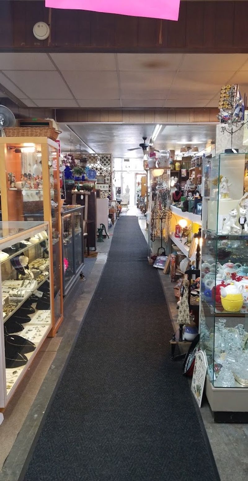 Salem's Antique Wonderland Where Time Stands Still Salem's Antique Wonderland Where Time Stands Still