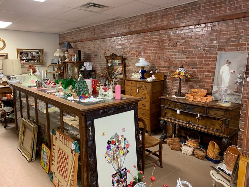 Sissys Antiques And Vintage Treasures
