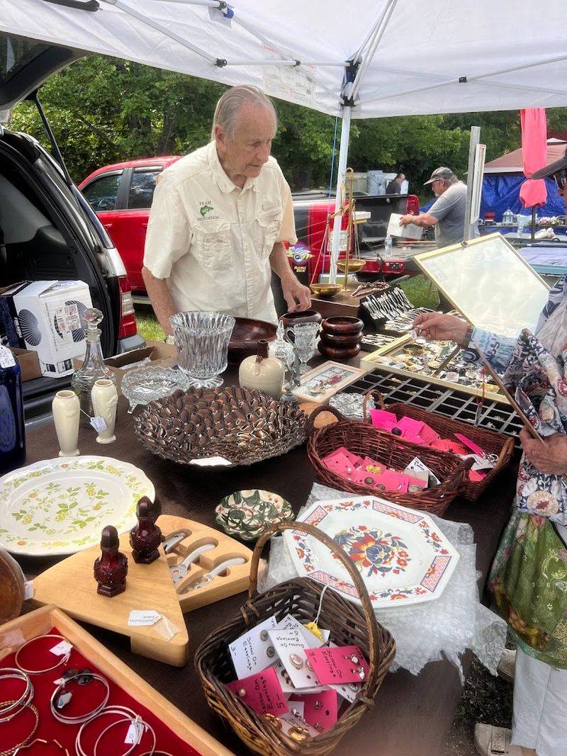 Snacks, Vendors, and the Casual Bite Between Finds