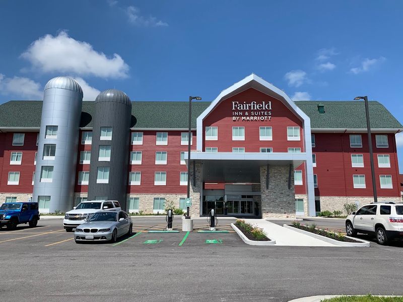 Stay Inside an 80-Foot Luxury Barn With Silo Suites Stay Inside an 80-Foot Luxury Barn With Silo Suites