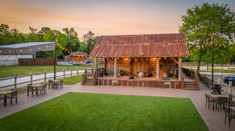 Swampers Icehouse, Where Evenings Come Alive