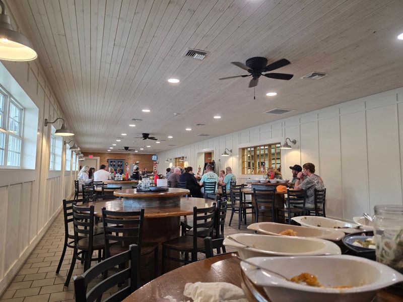 The Atmosphere That Keeps People Talking Long After the Meal