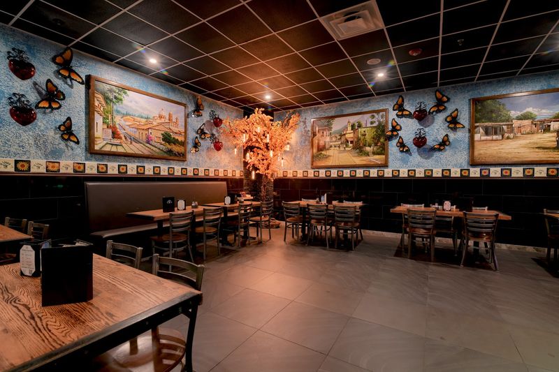The Atmosphere That Turns Dinner Into a Full Event The Atmosphere That Turns Dinner Into a Full Event