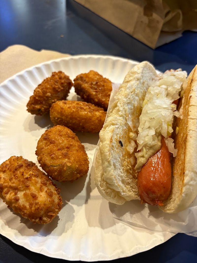 The Chili Dogs and Burgers That Built a Reputation The Chili Dogs and Burgers That Built a Reputation