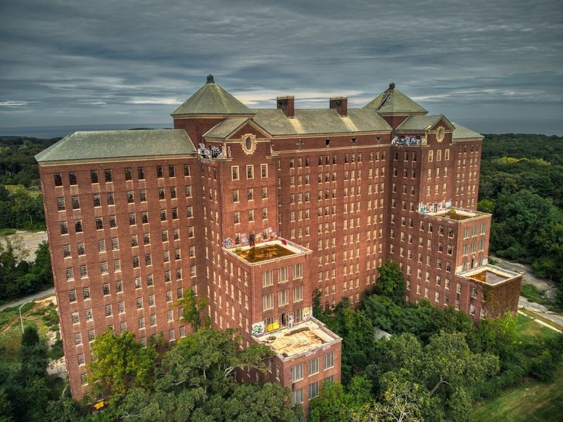 The History Behind the Hospital That Housed 10,000 People The History Behind the Hospital That Housed 10,000 People