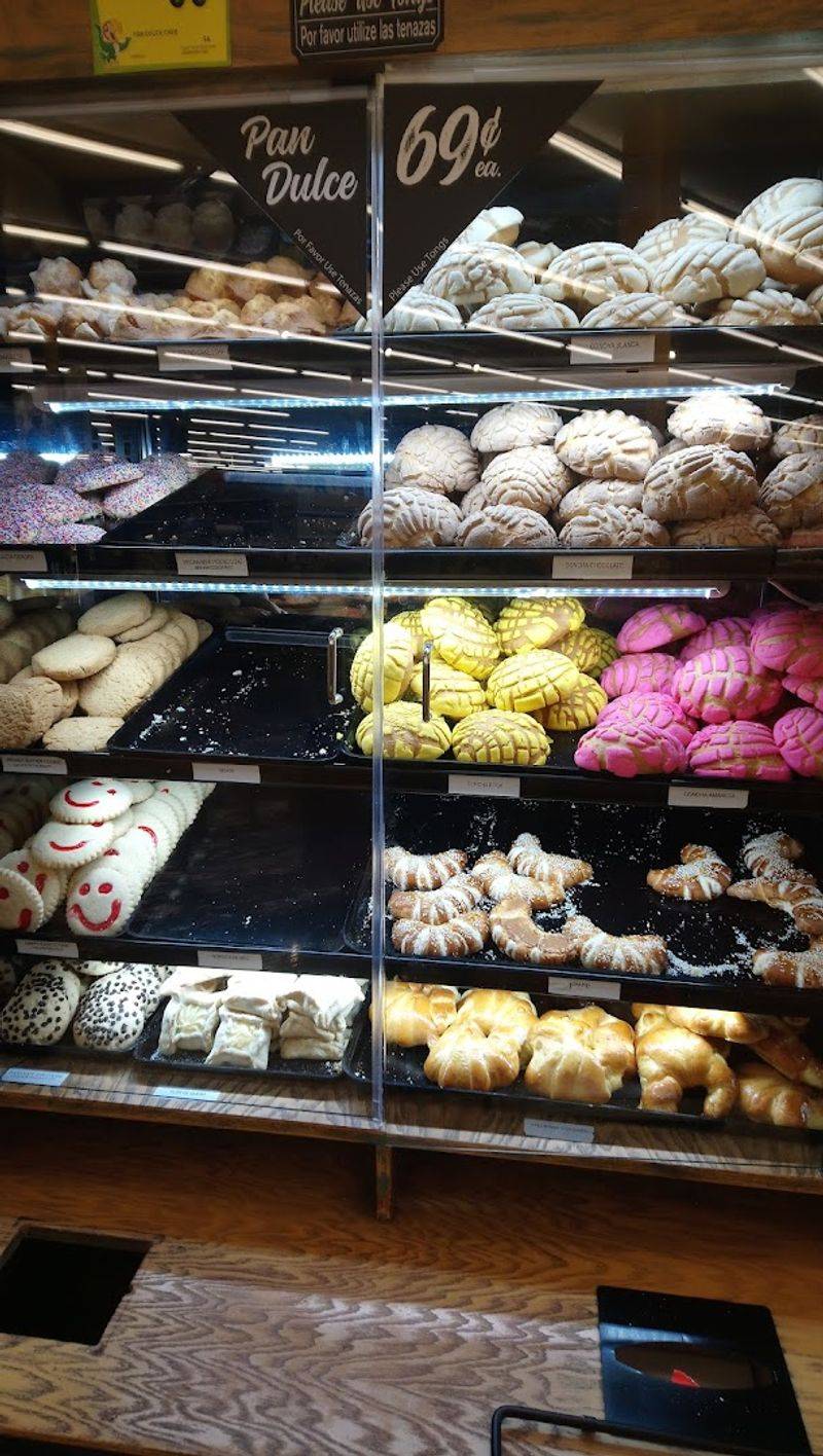 The In-Store Bakery, Where Pan Dulce Steals the Morning The In-Store Bakery, Where Pan Dulce Steals the Morning