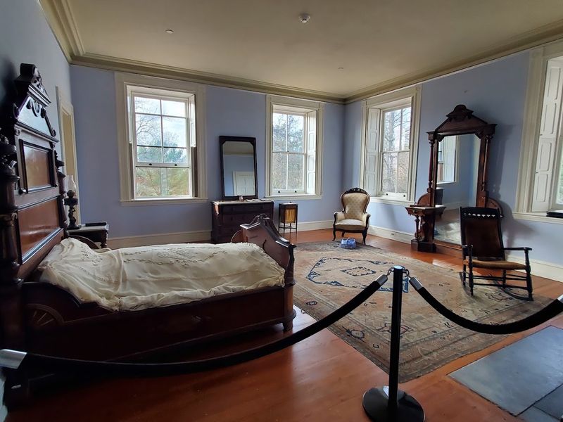 The Mansion That Outshines Its Forgotten Neighbors The Mansion That Outshines Its Forgotten Neighbors
