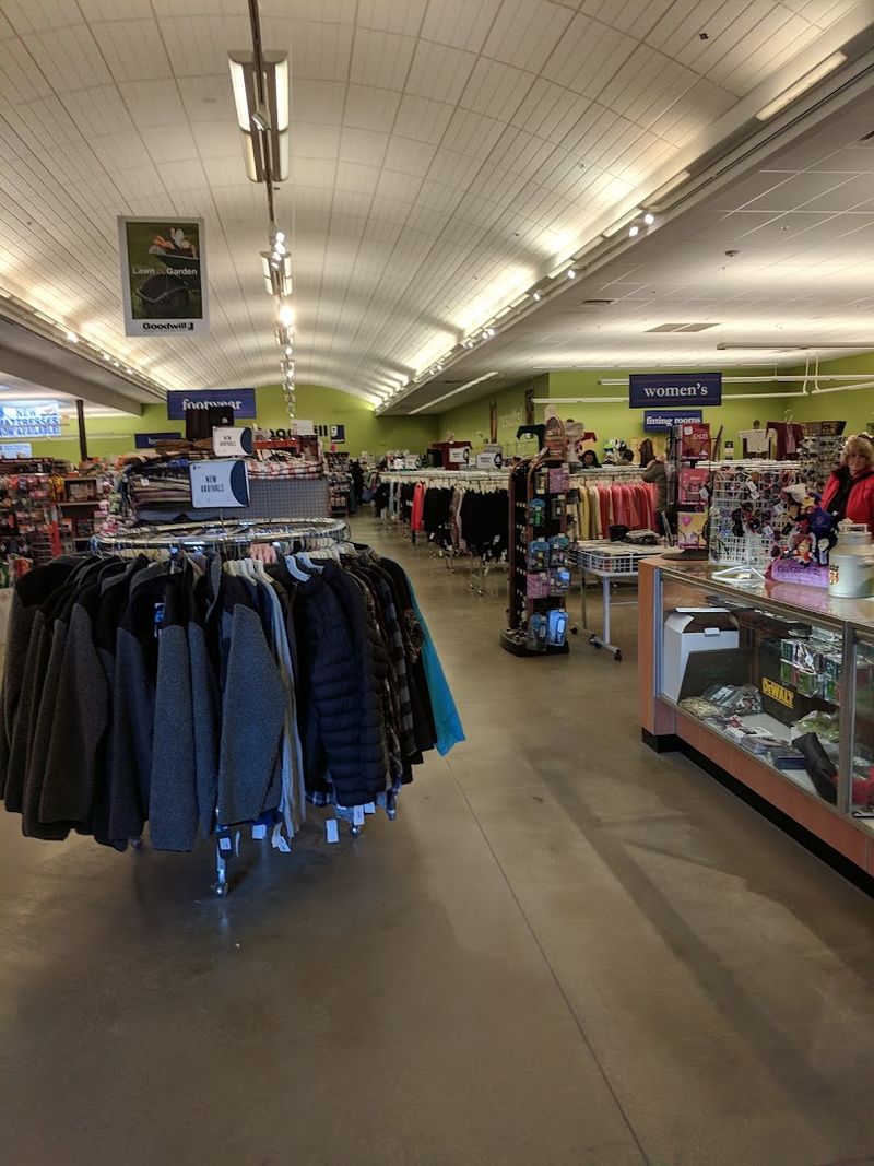 The Retail Store Side That Complements the Outlet The Retail Store Side That Complements the Outlet