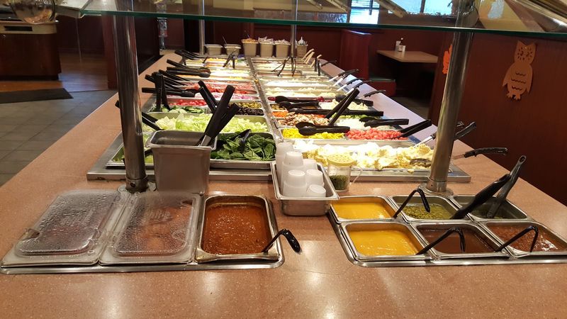 The Salad Bar That Earns Its Own Standing Ovation