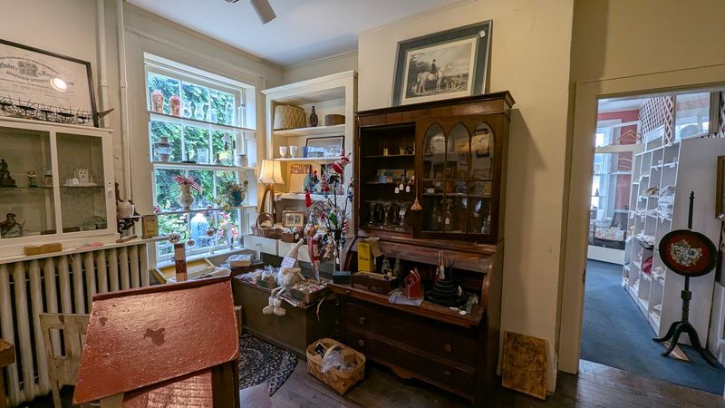 Vintage Finds Make the Old Walls Feel Alive
