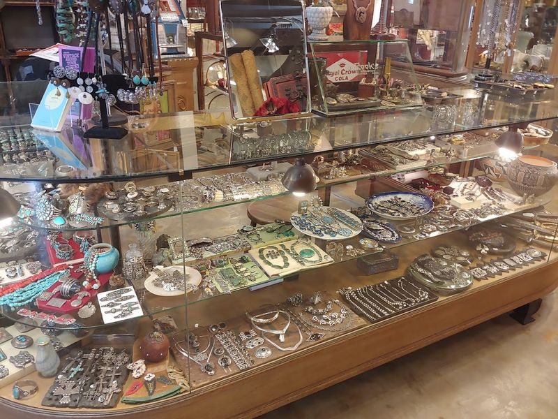 Vintage Jewelry Cases That Deserve Their Own Museum Vintage Jewelry Cases That Deserve Their Own Museum