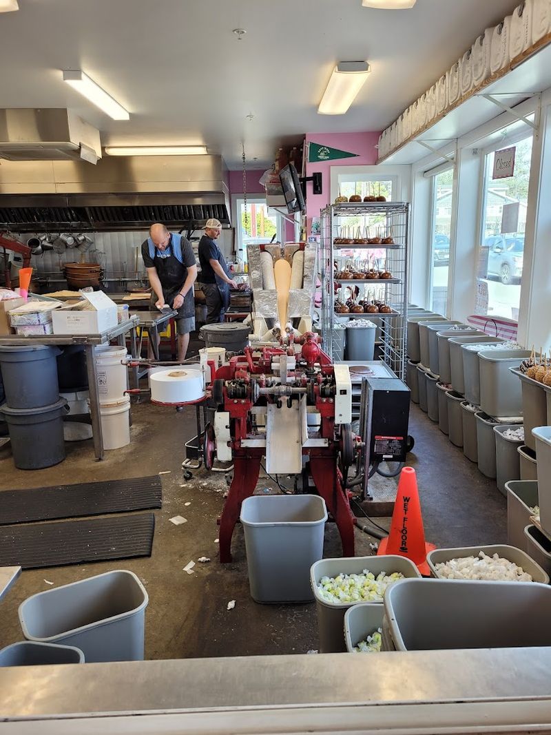 Watching the Taffy Machine in Action Watching the Taffy Machine in Action