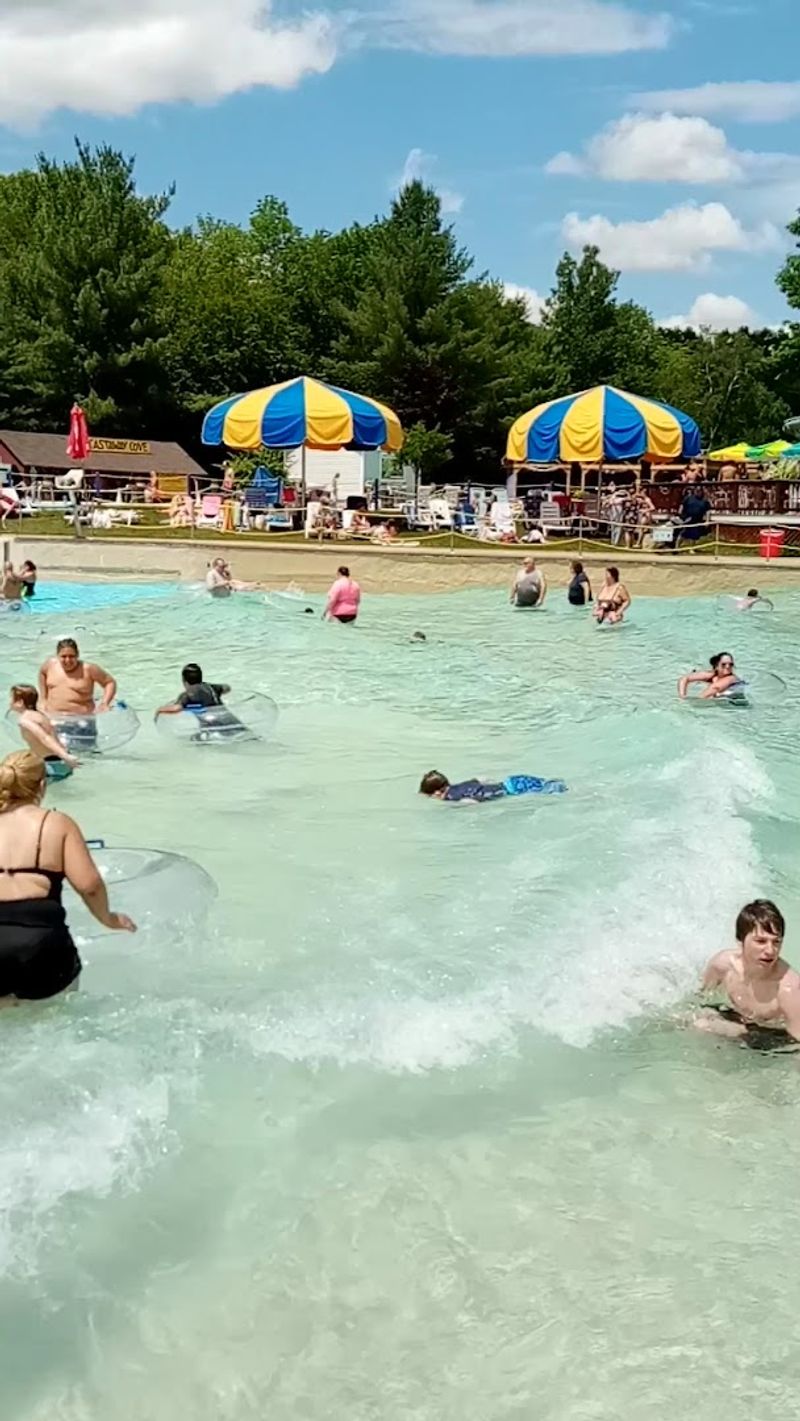 Willie's Wild Waves, the Mountain Wave Pool