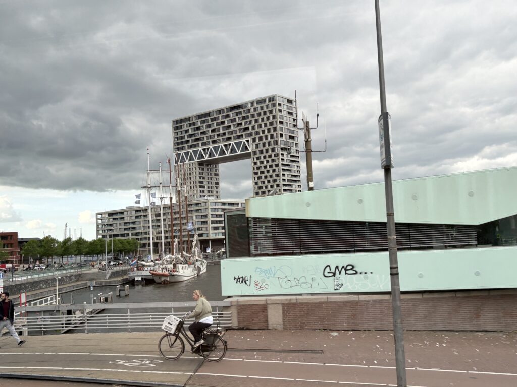 The Pontseiger Building designed by architects Arons en Gelauff maximizes views of the IJ while reducing its footprint.