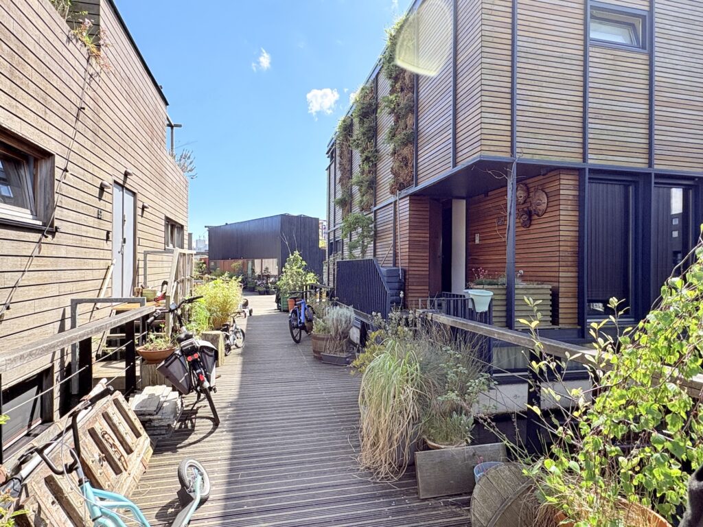 Families live in "arks" in the circular economy of Schoonschip.