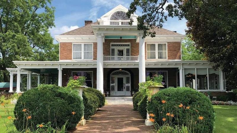 A 1910 Manor That Still Feels Like a Home