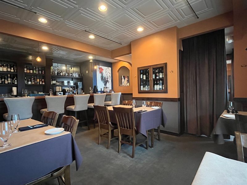 A Dining Room That Lets Downtown Slip Away A Dining Room That Lets Downtown Slip Away