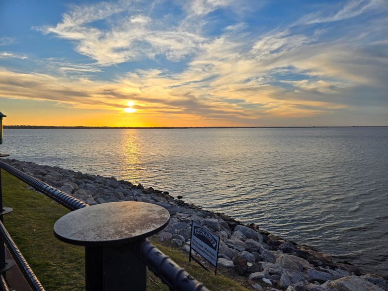 A Lakefront Setting That Changes The Whole Meal A Lakefront Setting That Changes The Whole Meal