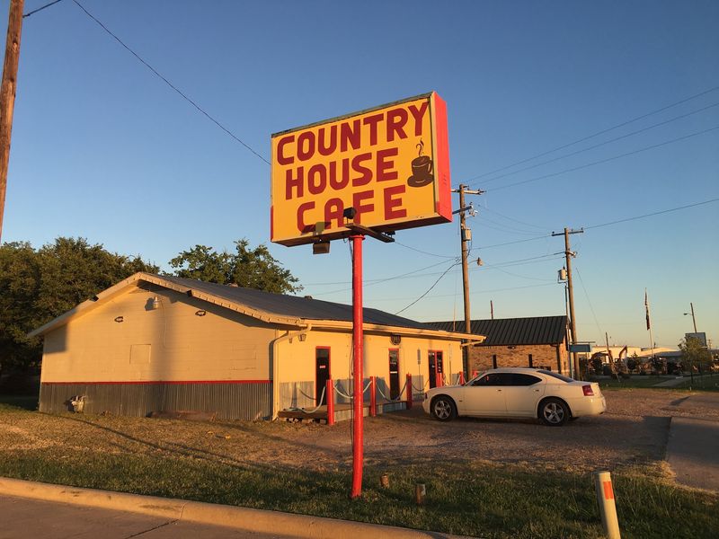 A Roadside Spot That Feels Like A Neighbor's Kitchen A Roadside Spot That Feels Like A Neighbor's Kitchen