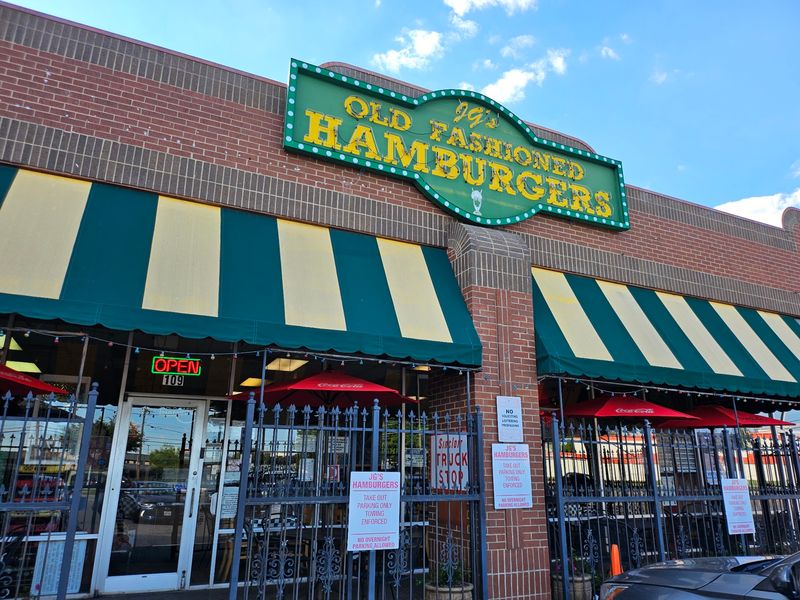 A Strip Mall Storefront That Hides a Dallas Institution