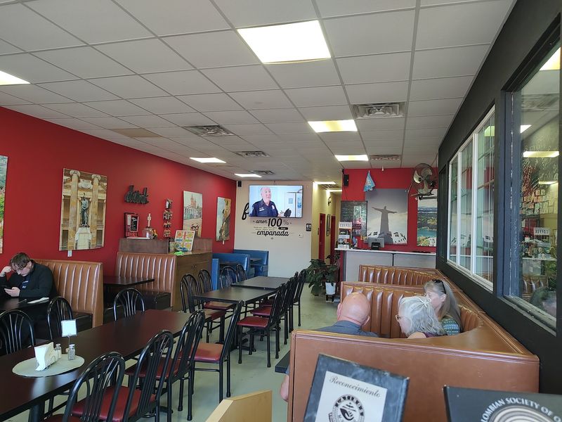 A Warm Dining Room With No Pretense A Warm Dining Room With No Pretense