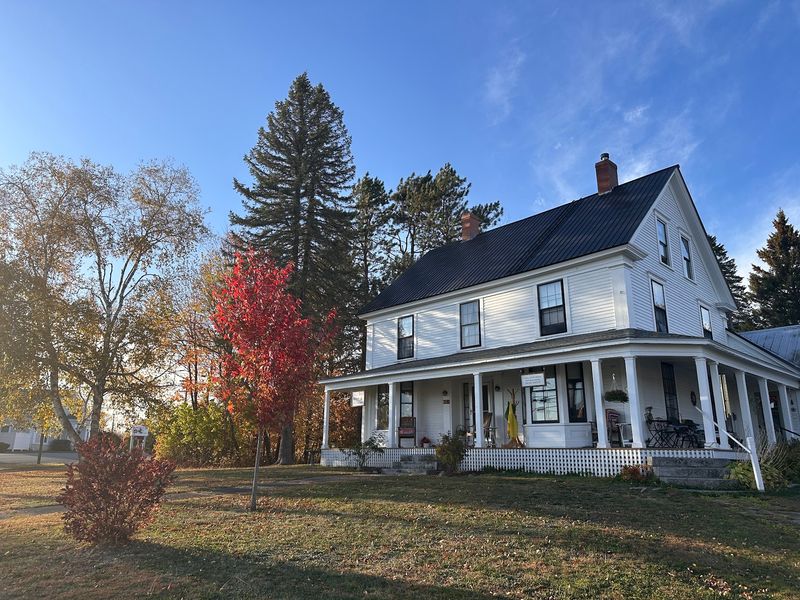 A White Farmhouse From 1865 That Still Creaks in All the Right Places A White Farmhouse From 1865 That Still Creaks in All the Right Places
