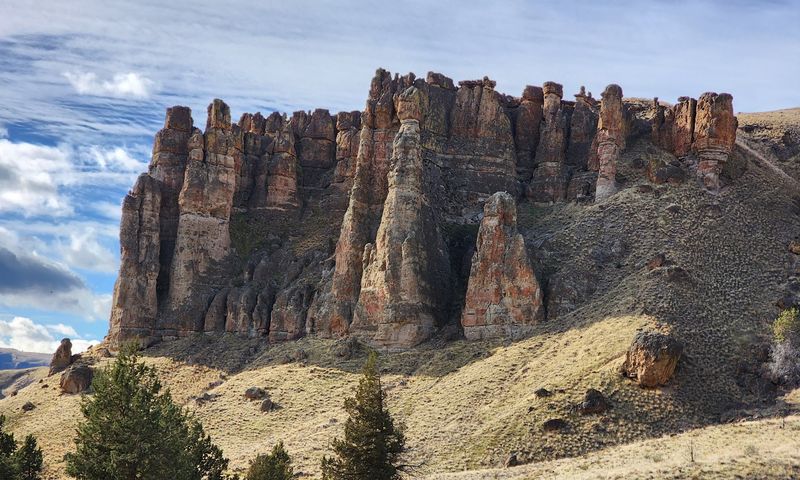 Clarno Palisades and the Trail of Fossils Clarno Palisades and the Trail of Fossils