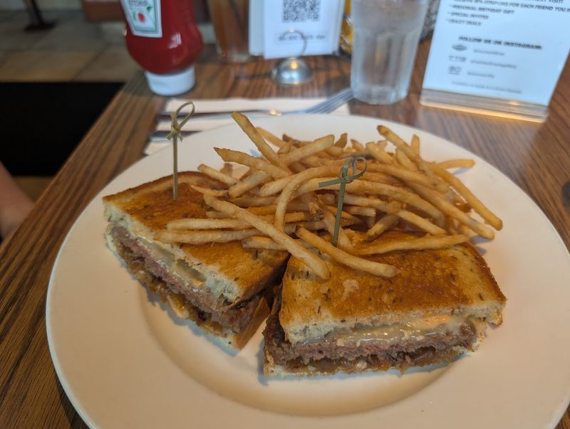 Comfort Food That Punches Above the Room Comfort Food That Punches Above the Room