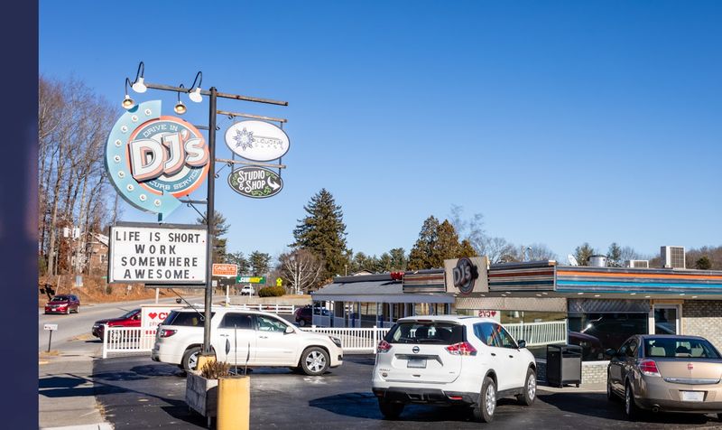 DJ's Drive-In, Floyd