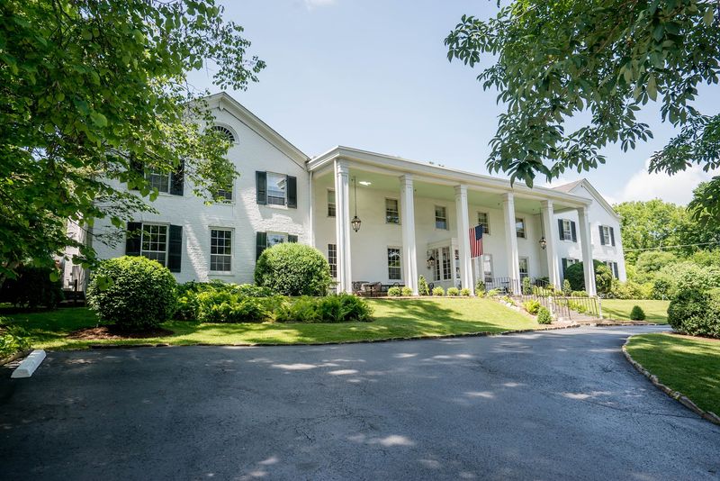 General Lewis Inn