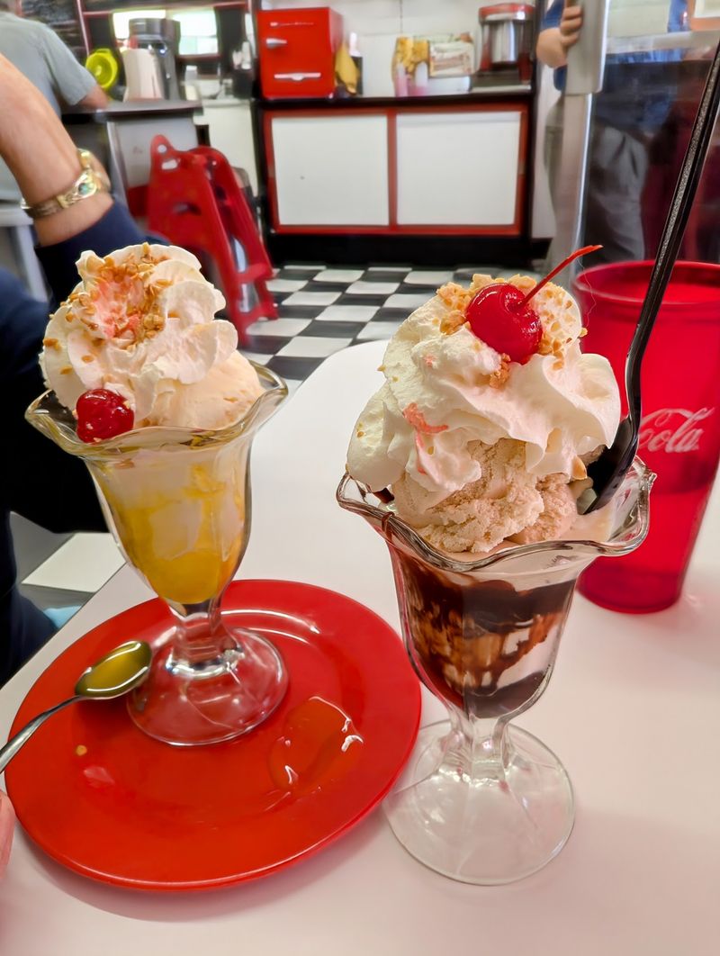 Hand-Dipped Ice Cream and Sundaes Worth Every Single Bite Hand-Dipped Ice Cream and Sundaes Worth Every Single Bite