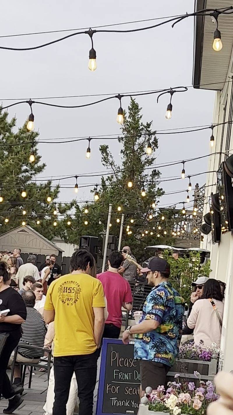 Live Music That Sets the Whole Mood Live Music That Sets the Whole Mood