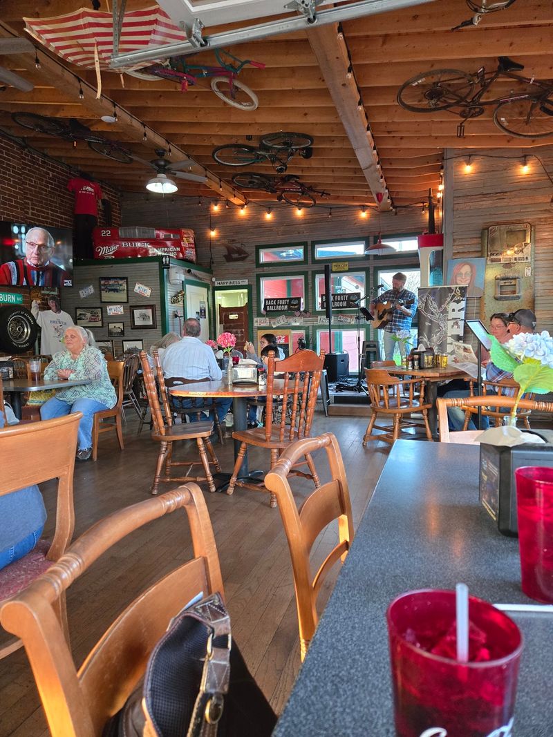 Live Music That Turns Dinner Into A Night Out Live Music That Turns Dinner Into A Night Out