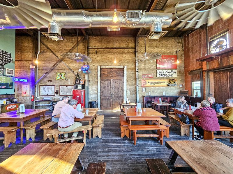 Louie Mueller Barbecue, 206 W 2nd St, Taylor, TX 76574