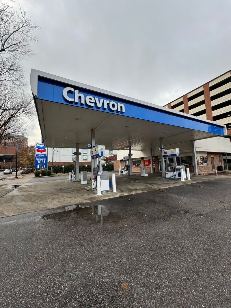 Mac's One Stop Chevron Serves Up Comfort with a Smile Mac's One Stop Chevron Serves Up Comfort with a Smile